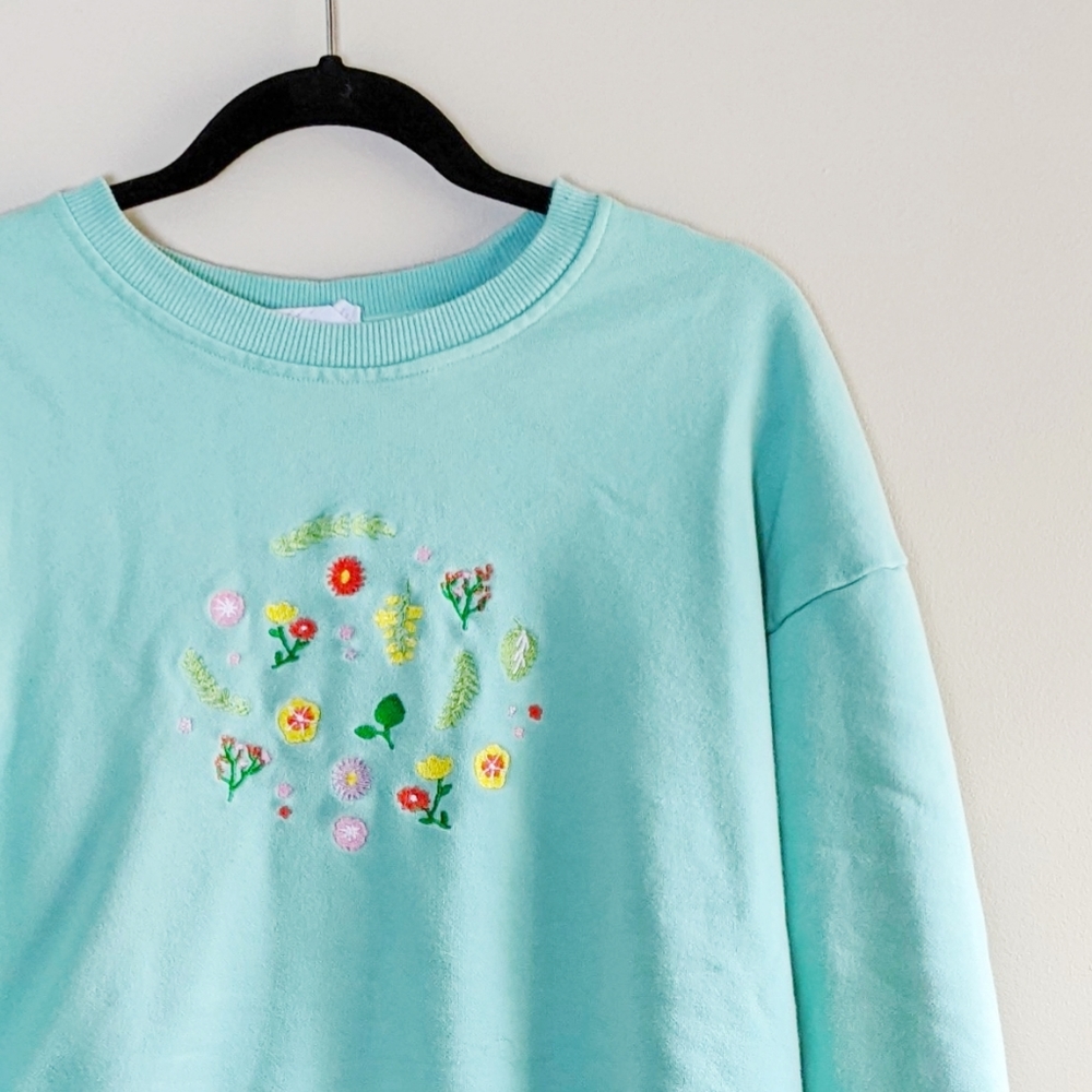 Clammy Heart Flower Embroidery Sweatshirt in Mint Green